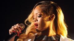 Rihanna da un «microfonazo» a uno de sus fans durante un concierto